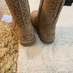 Snow Leopard Ugg’s Quartz color gently used